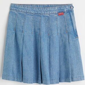 H&M | Denim Pleated Mini Skirt
👖 Light Wash | Size 4 | Ready to Ship ✅